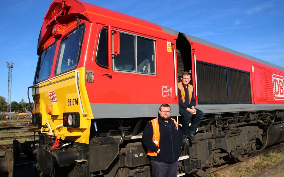 Transporting construction aggregates by rail