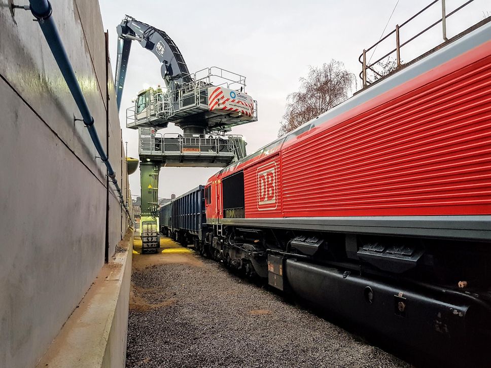 Mark Smith - Loco 66065 working 6U59, unloading with Tarmac South’s new grab